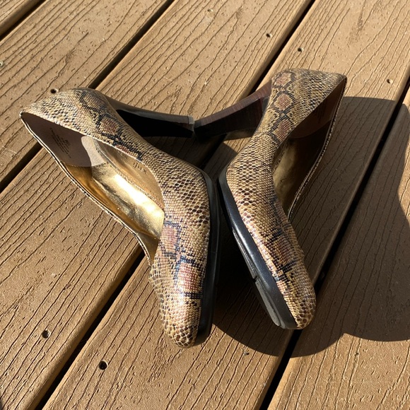 Anne Klein Clemence 3 faux snakeskin stacked look heel pumps in gold/ brown 10 - Picture 6 of 11